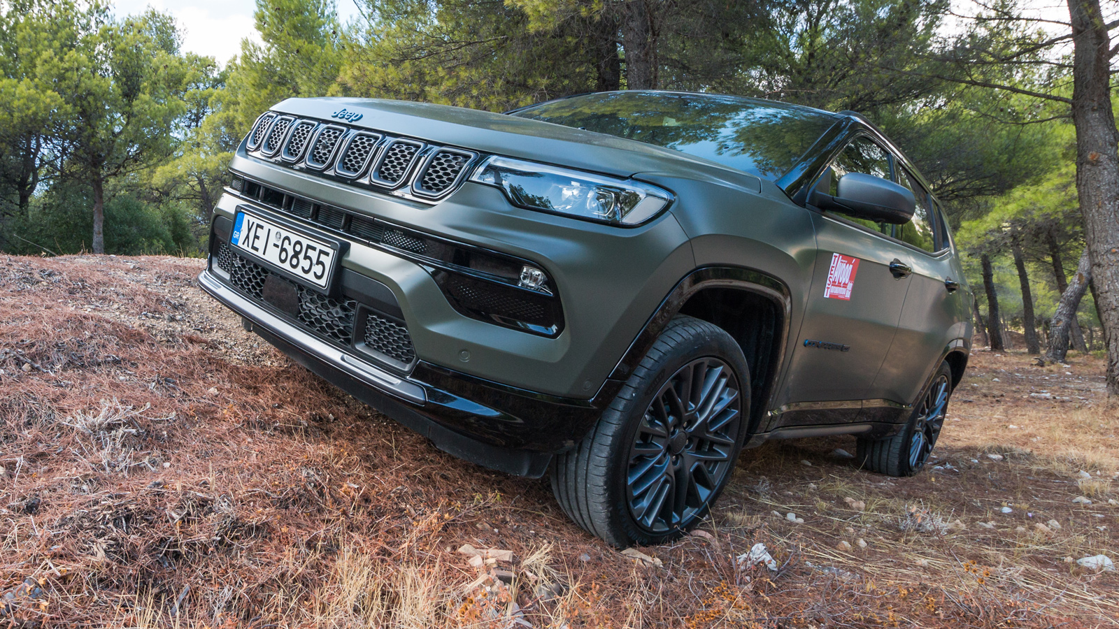 Jeep Compass 4xe: Premium, μυώδες και καίει μόλις 6,3λτ